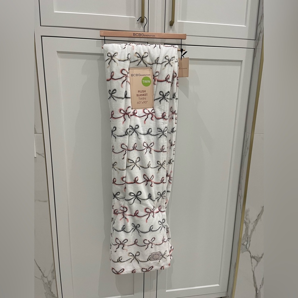 BCBG Generation Ribbon Bow Plush Oversize Throw Blanket Oversized 60 X 90” NEW